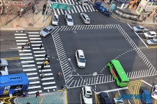 새로 생긴 안국역사거리 횡단보도 이용하는 시민들