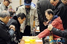 장기 실력 겨루는 어르신들