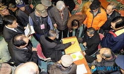 장기 실력 겨루는 어르신들