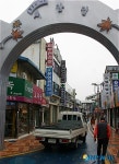 트럭도 힘겹게 진입하는 상가도로