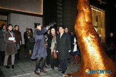 전시작품 둘러보는 맹정주 강남구청장