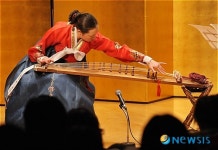 가야금 연주에 몰입한 김미향