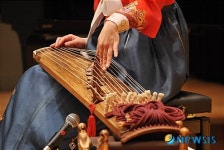 현을 따라 부드럽게