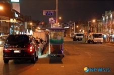 텅텅 빈 유료주차장과 대조를 보인 불법 주차 차량들
