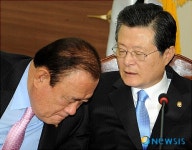 귀엣말나누는 허태열 손광호 최고위원