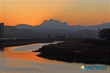 ‘2008 아름다운 고양 사진영상 공모전’ 사진부문 동상 - 최혜숙 ‘북한산 여명’