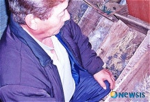 폐사한 토끼 보며 한숨 쉬는 농장주