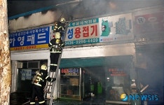 화재 진압하는 소방대원들