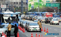정기세일로 인해 붐비는 백화점 앞 도로