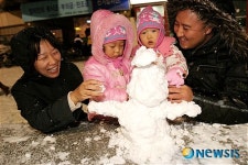 눈이 내려 행복한 가족