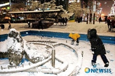 눈싸움 하는 어린이들