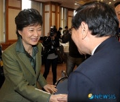 내빈들과 인사 나누는 박근혜 전 대표