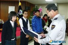 모범 청소년에게 장학금 수여하는 완산서장