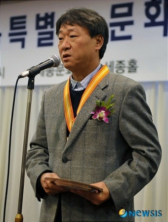 수상소감을 말하는 김민기 극단 학전 대표