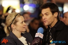 인터뷰중인 짐 캐리