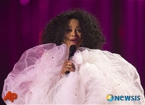 열창하는 다이애나 로스