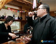 머루와인 시음하는 참가자