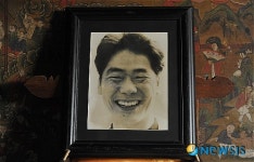 영정 속 환하게 웃는 故 김광석