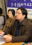 입장 밝히는 김덕진 천주교인권위 사무국장