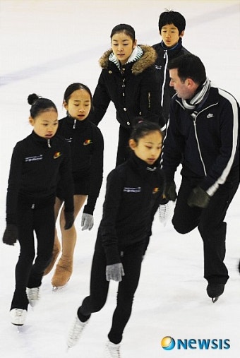 꿈나무 선수들 지도하는 김연아-브라이언 오서
