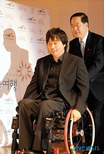 강원래 감독 휠체어 끄는 김경한 법무부장관