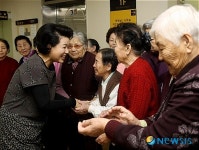 사할린동포 복지회관 방문한 김윤옥 여사