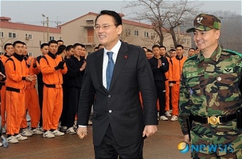 군장병 격려하는 유인촌 장관