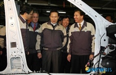 자동차 조립라인 둘러보는 이명박 대통령