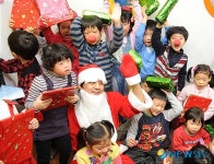 어린들과 함께하는 사랑의 열매 홍보대사 권오중