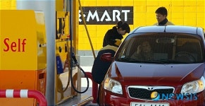 국내 첫선보인 대형마트 주유소