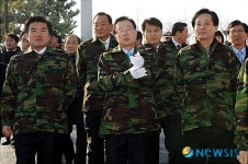 해군 제2함대 사령부 방문한 박희태 대표