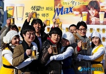 나는 맥주를 마셨을 뿐이고, 미녀가 나를 안았을 뿐이고...
