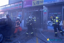 지하 화재현장으로 들어가는 서초소방서 소방관들