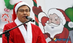 박진 의원, 산타 복장 잘어울리네~