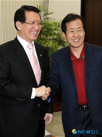 웃으며 인사 나누는 김형오 국회의장과 홍준표 원내대표