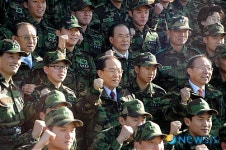 비룡부대 장병들과 구호 외치는 이회창 총재