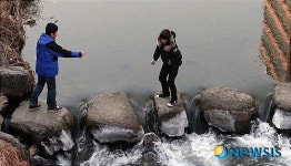 돌담길 건너는 아이들