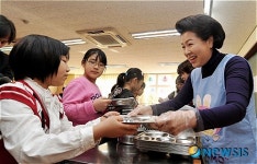 배식 도와주는 김윤옥 여사