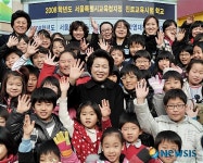 김윤옥 여사, 아이들과 함께...