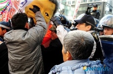 삼성본관 앞 태안어민과 경찰 충돌