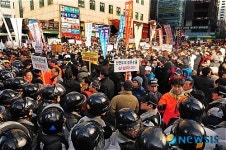 삼성본관 앞 대치중인 경찰과 어민