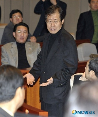 의원들 설득중인 홍준표 원내대표