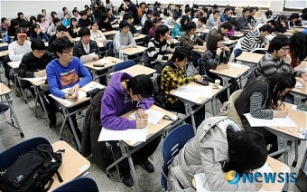 연세대 논술 치르는 수험생들