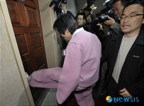 의장실문 발로차는 강기갑대표