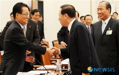 박지원 의원과 인사하는 김경한 장관