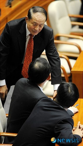 이야기 나누는 이상득 전 국회부의장과 주호영 원내수석부대표