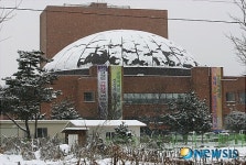 이글루로 변신한 부안예술회관