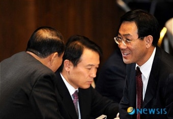 주호영 원내수석부대표와 이야기 나누는 이상득 전 국회부의장