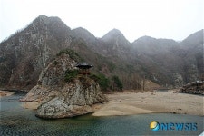 능선이 이름다운 영동 한천팔경 월류봉