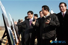 충주지구 설명듣는 한승수 총리